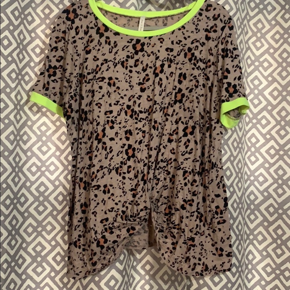 Plus Neon/leopard top
